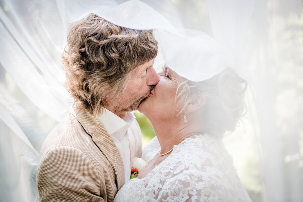 Festival bruiloft, boeren bruiloft, trouwfotograaf Friesland, bruidsfotograaf (26)