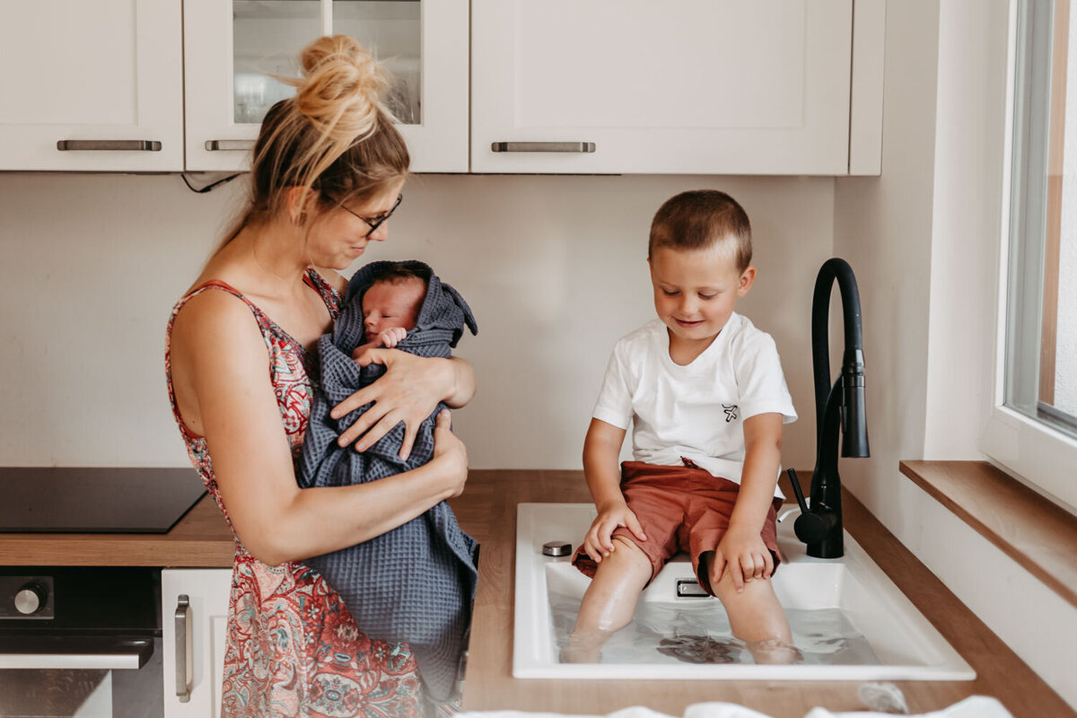 Lifestyle-newborn-foceni-doma_rodinna-fotografka-Praha-vychod_Karolina-Ticha-42