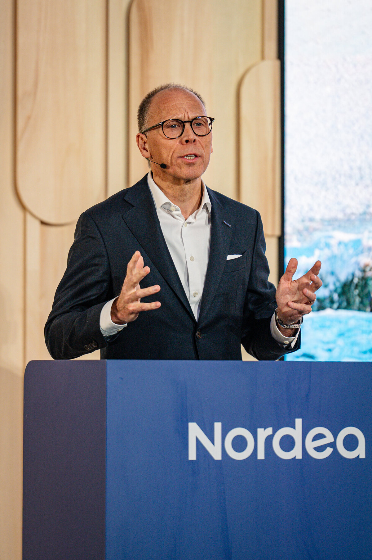 banking-conference-speaker-onstage-press-release-london-marc-james-photography-10