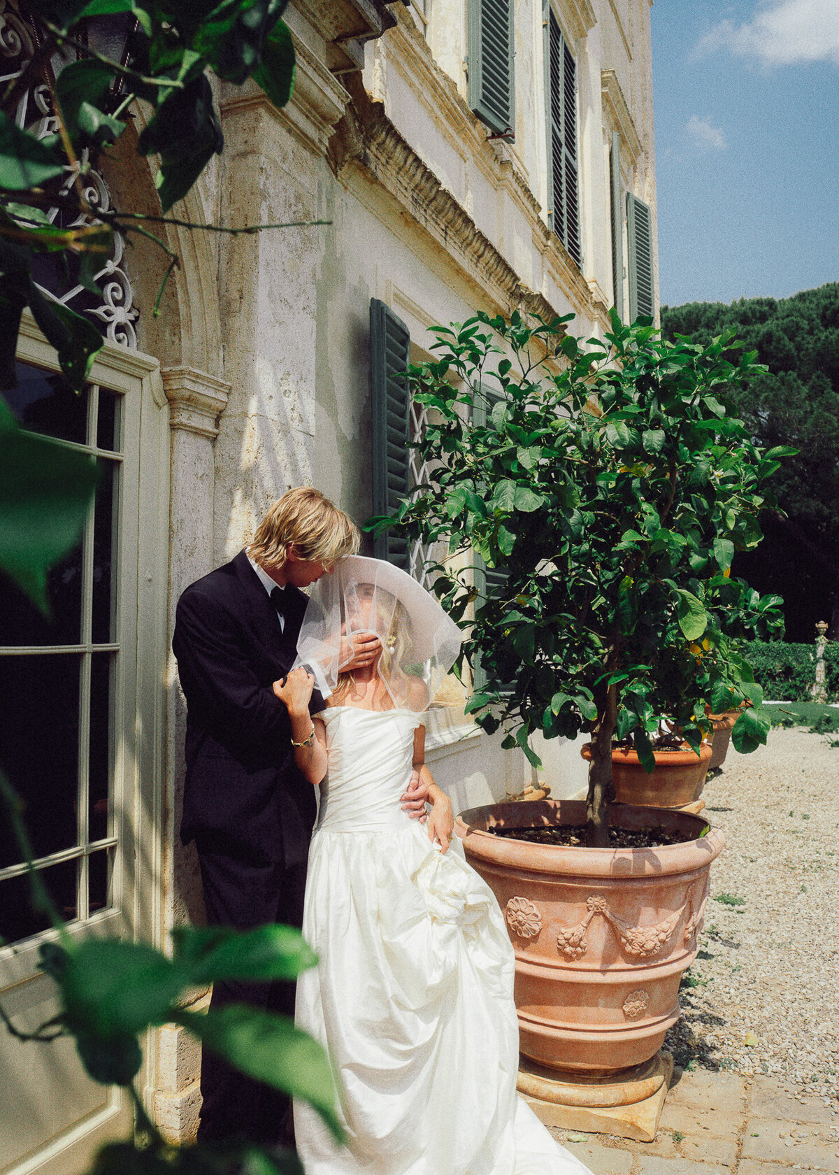 19. film-wedding-photographer-villa-di-geggiano-49