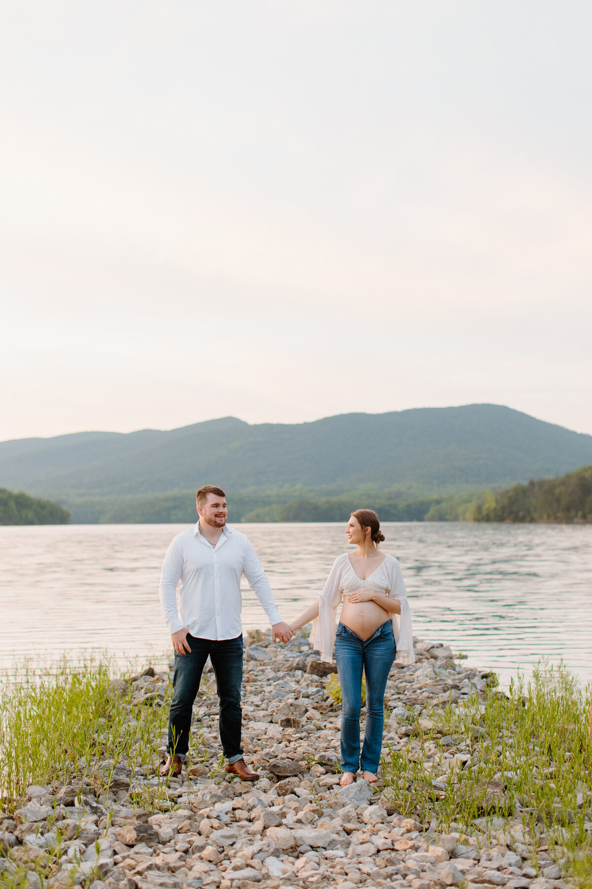 Documentary-Maternity-Session-at-Carvins-Cove-RJ-114