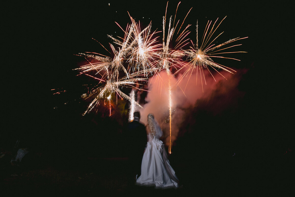 23-fireworks-at-hudson-valley-late-summer-wedding