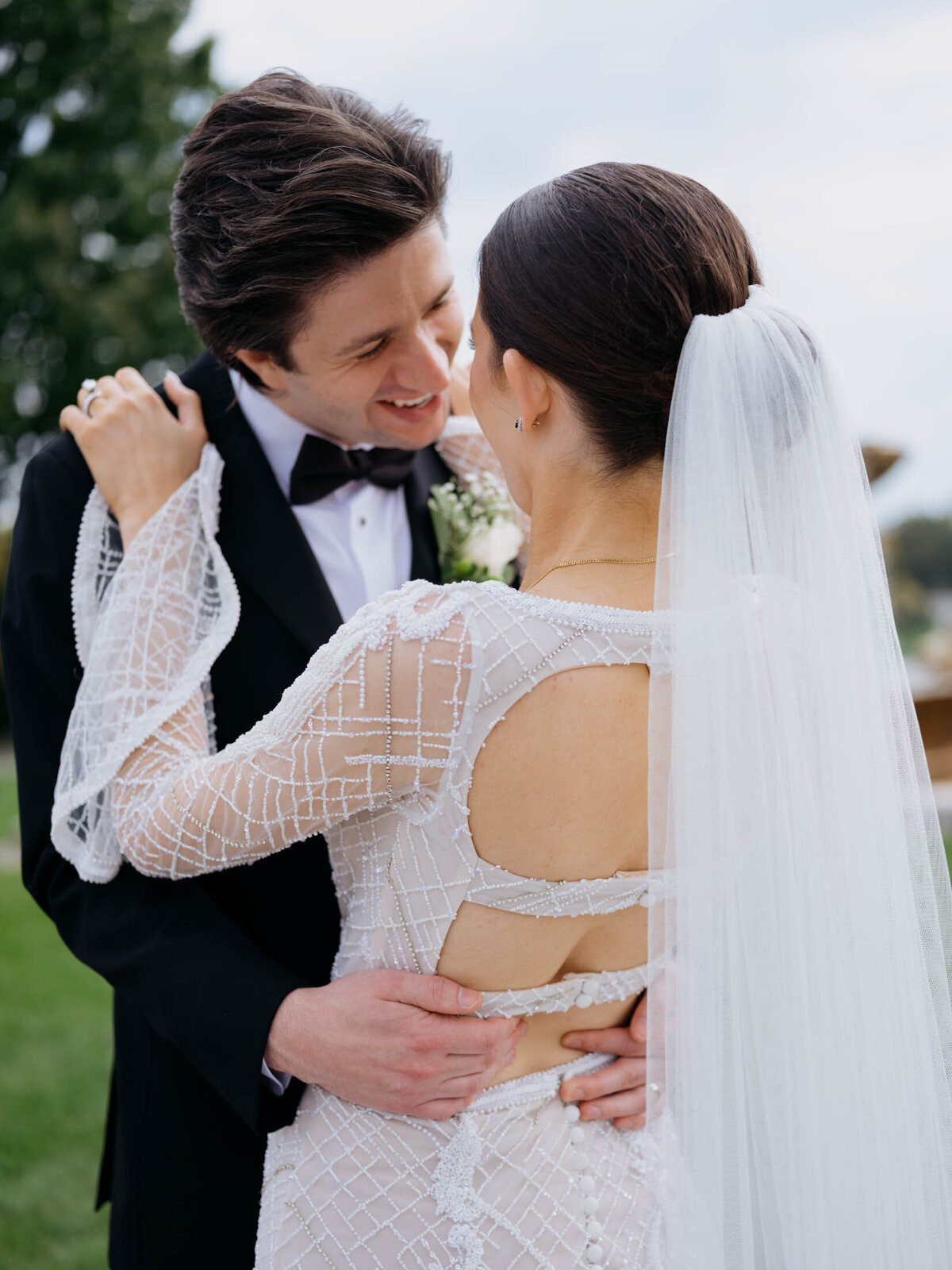 Bride and groom at Cleveland Art Museum