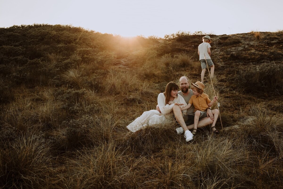 Gezin in duinen tijdens gezinsshoot door fotograaf Eline Hemelt