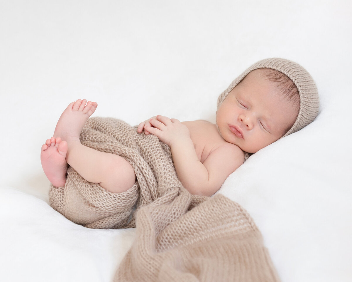 Lifestyler newborn photography by Daisy Rey Photography