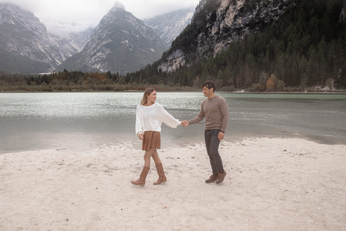 Romantic coupleshoot by the serene waters of the Dolomites
