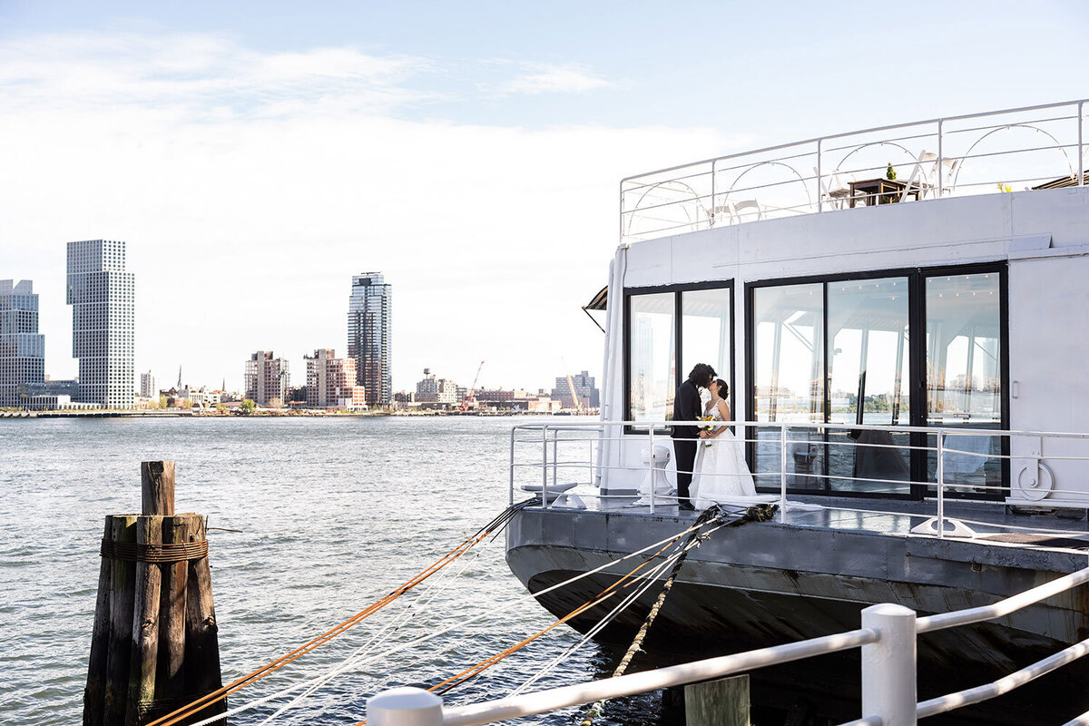 emma-cleary-new-york-nyc-wedding-photographer-videographer-wedding-venue-the-water-club-3