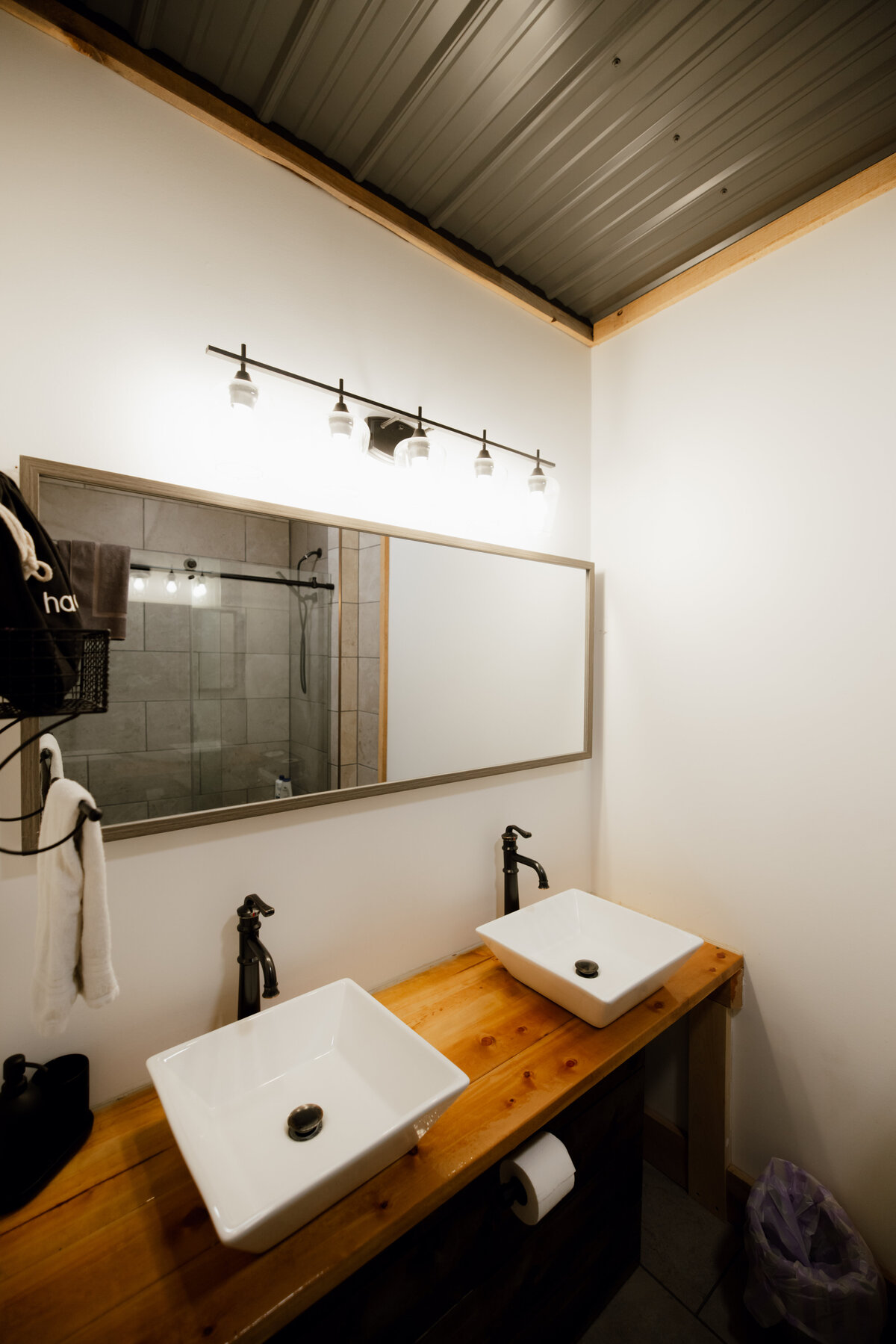 Bear-Ridge-Destination-barndo-suites-rosie-photo-video-49