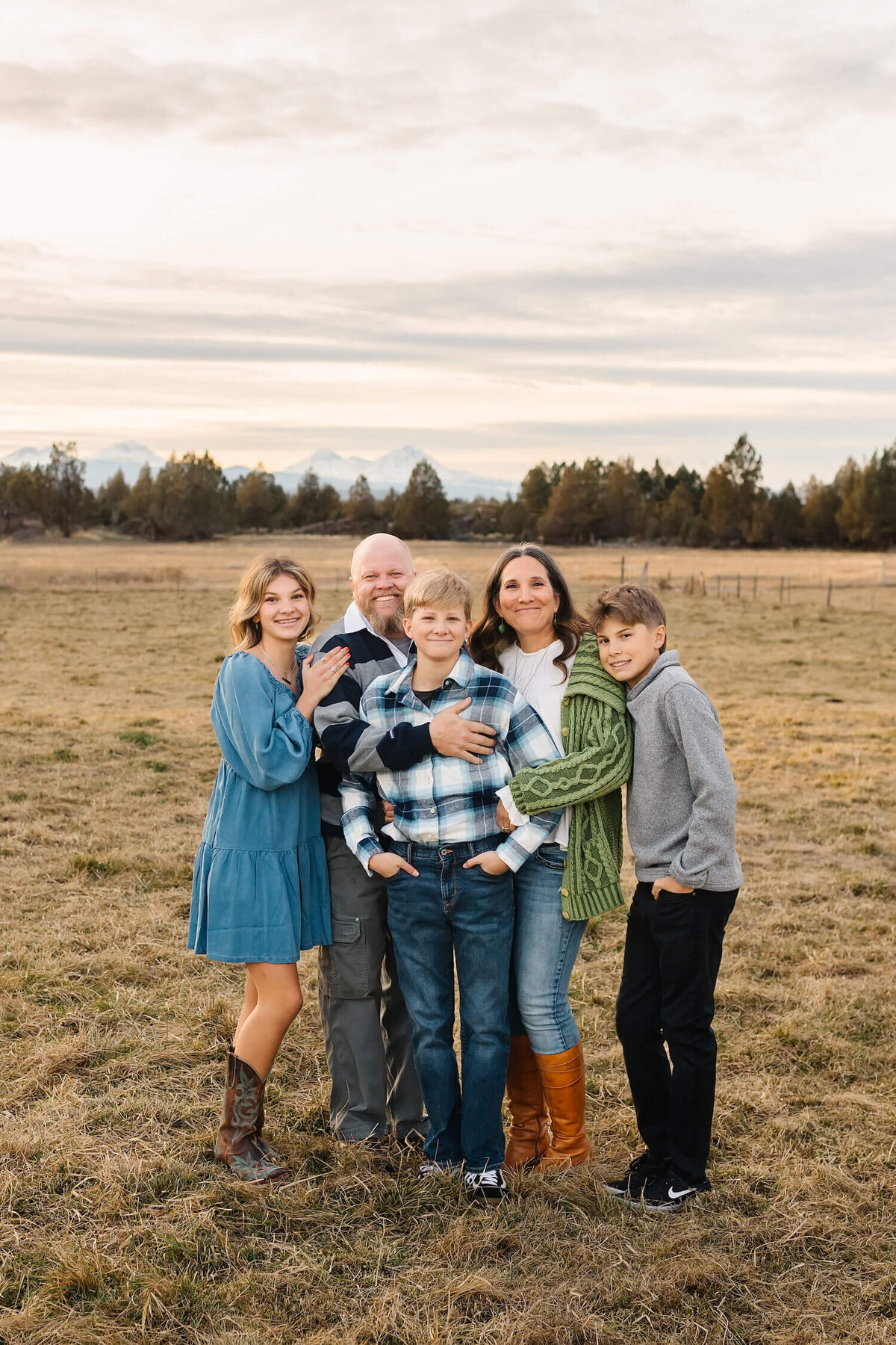 bend-family-photographer-family-of-four-in-fields