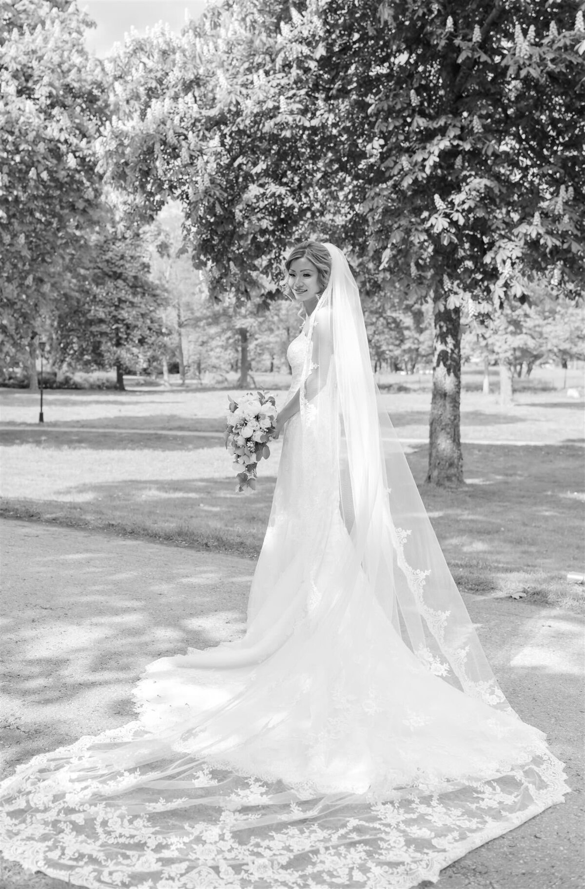 Bröllopsfotograf i Stockholm helloalora Anna Lundgren klassiskt porträtt brud i slottsträdgården destination slottsbröllop Rånäs Slott i Roslagen