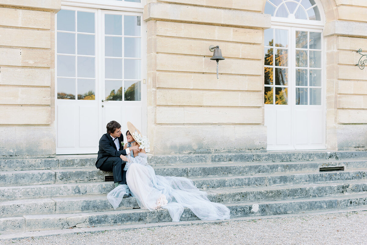 Bröllopsfotograf i Stockholm helloalora Anna Lundgren destination slottsbröllop på Chateau de Courtomer i Normandie Frankrike porträtt brudpar med blomsterhatt