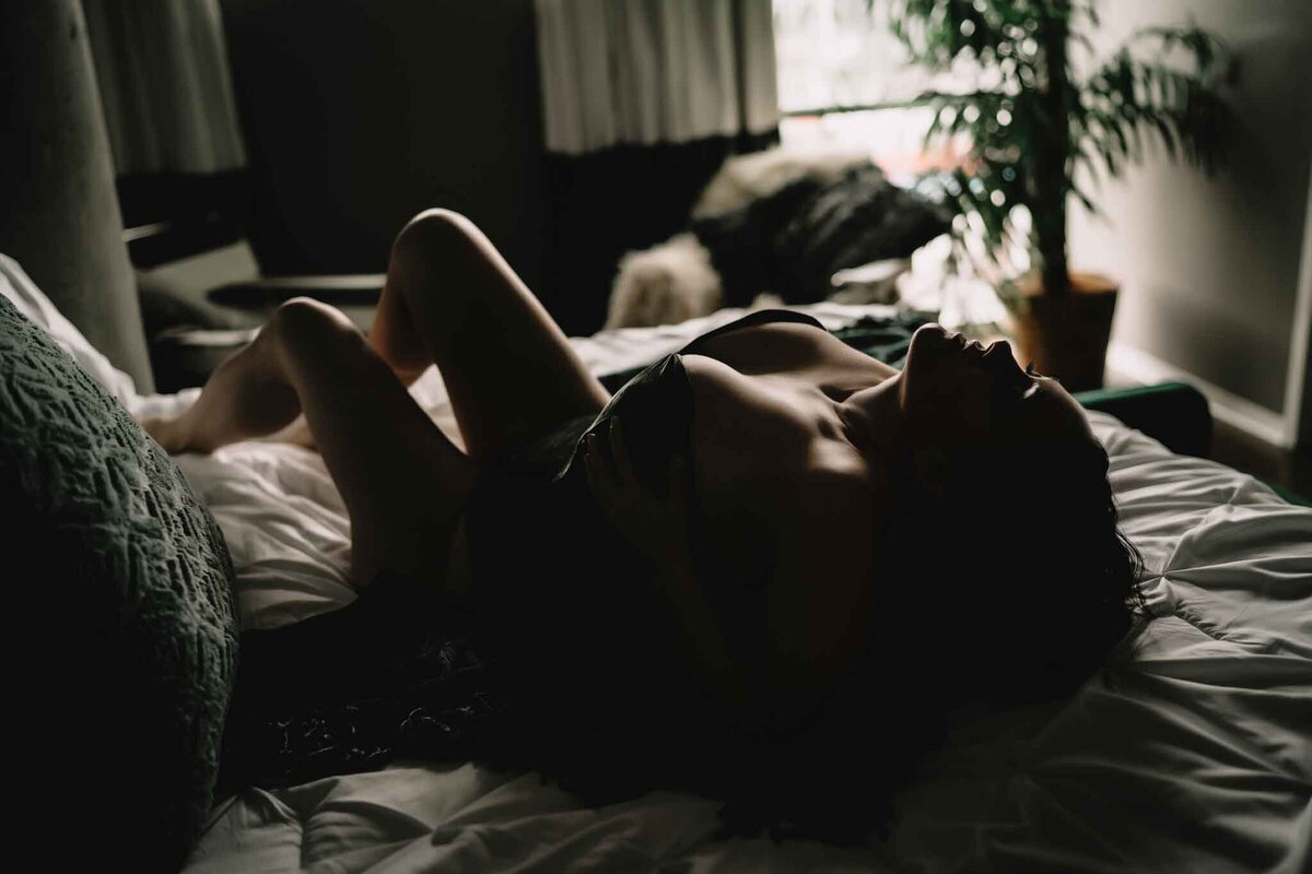 low-lit-silhouette-women-on-bed