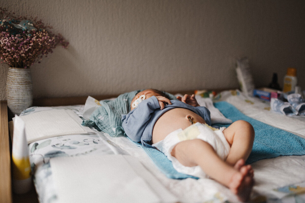 Baby auf Wickeltisch