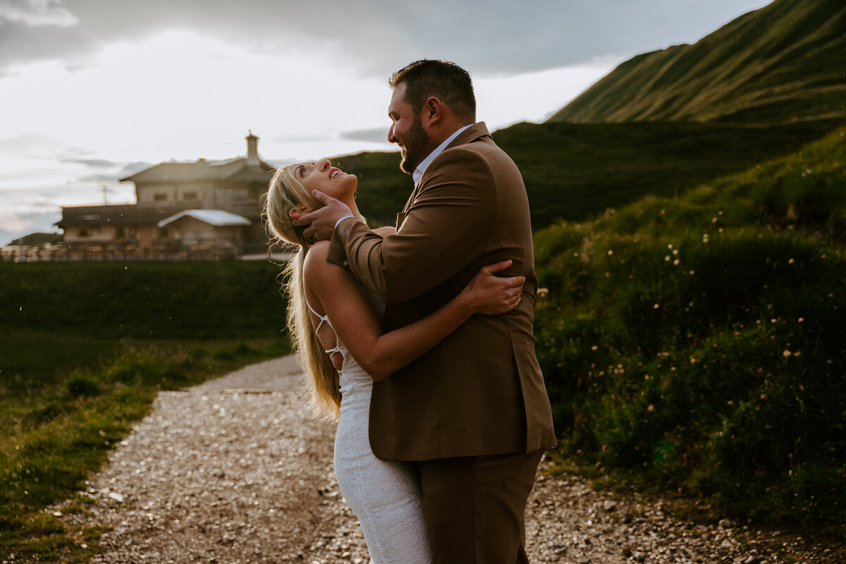 Couple kissing during sunset elopement in the Dolomites