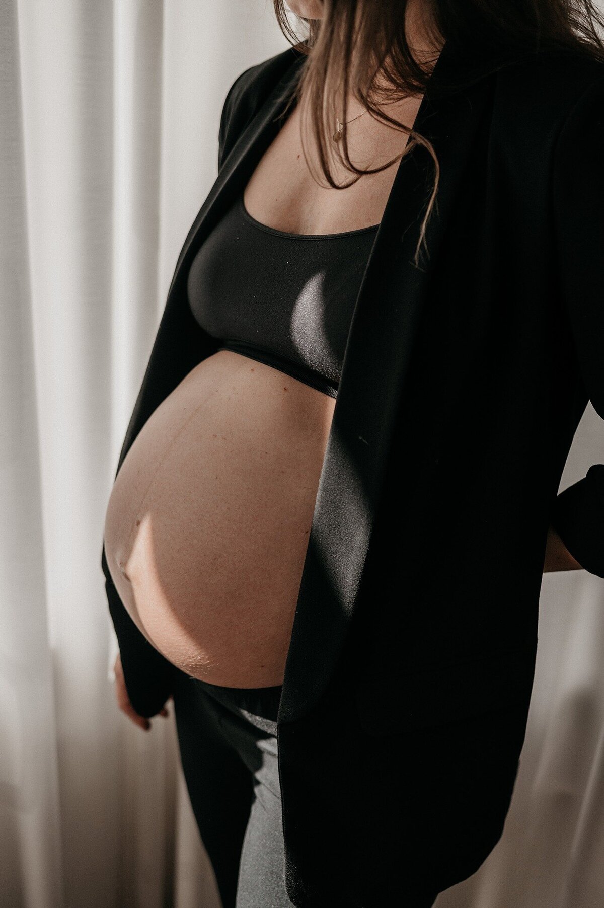 23-LouiseBoonstoppelFotografie_zwangerschapshoot_elegant_blote_buik