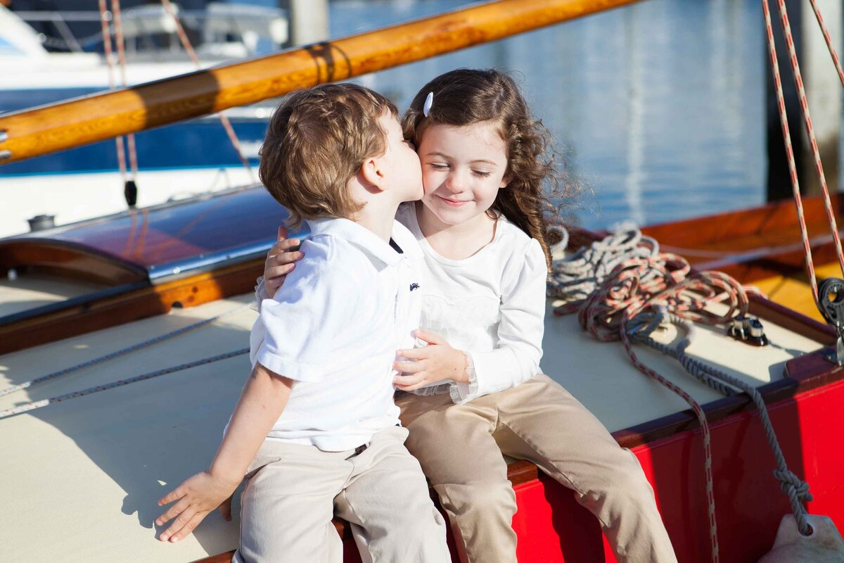 siblings-on-sailboat-tiburon