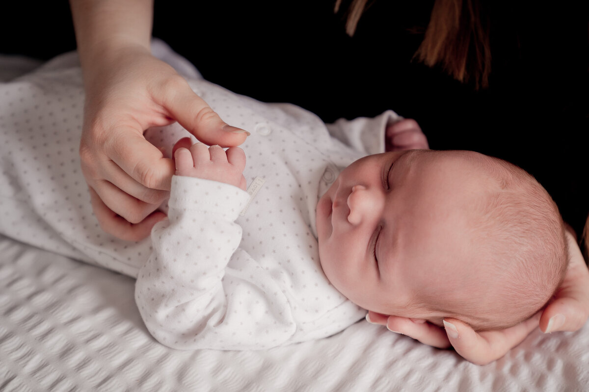 newborn-baby-relaxed-lifestyle-natural-family-photography-158