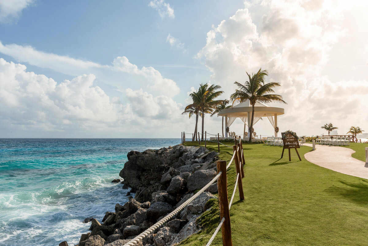 Hyatt-Ziva-Cancun-Wedding-Cliff-Gazebo-7