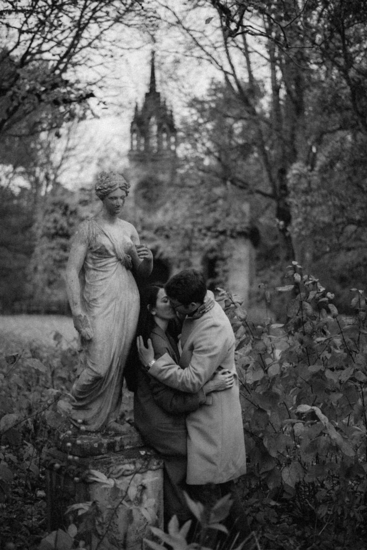 Couple in the park of Mustio Manor on a photography session with photographer Hannika Gabrielsson