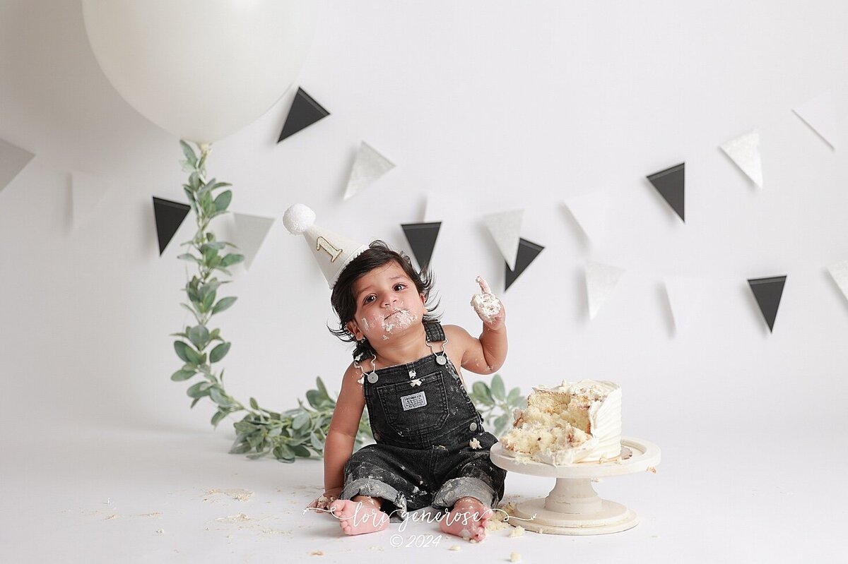 lehigh-valley-photographer-lori-generose-lg-photography-first-birthday-cake-smash-boy-doylestown-pa