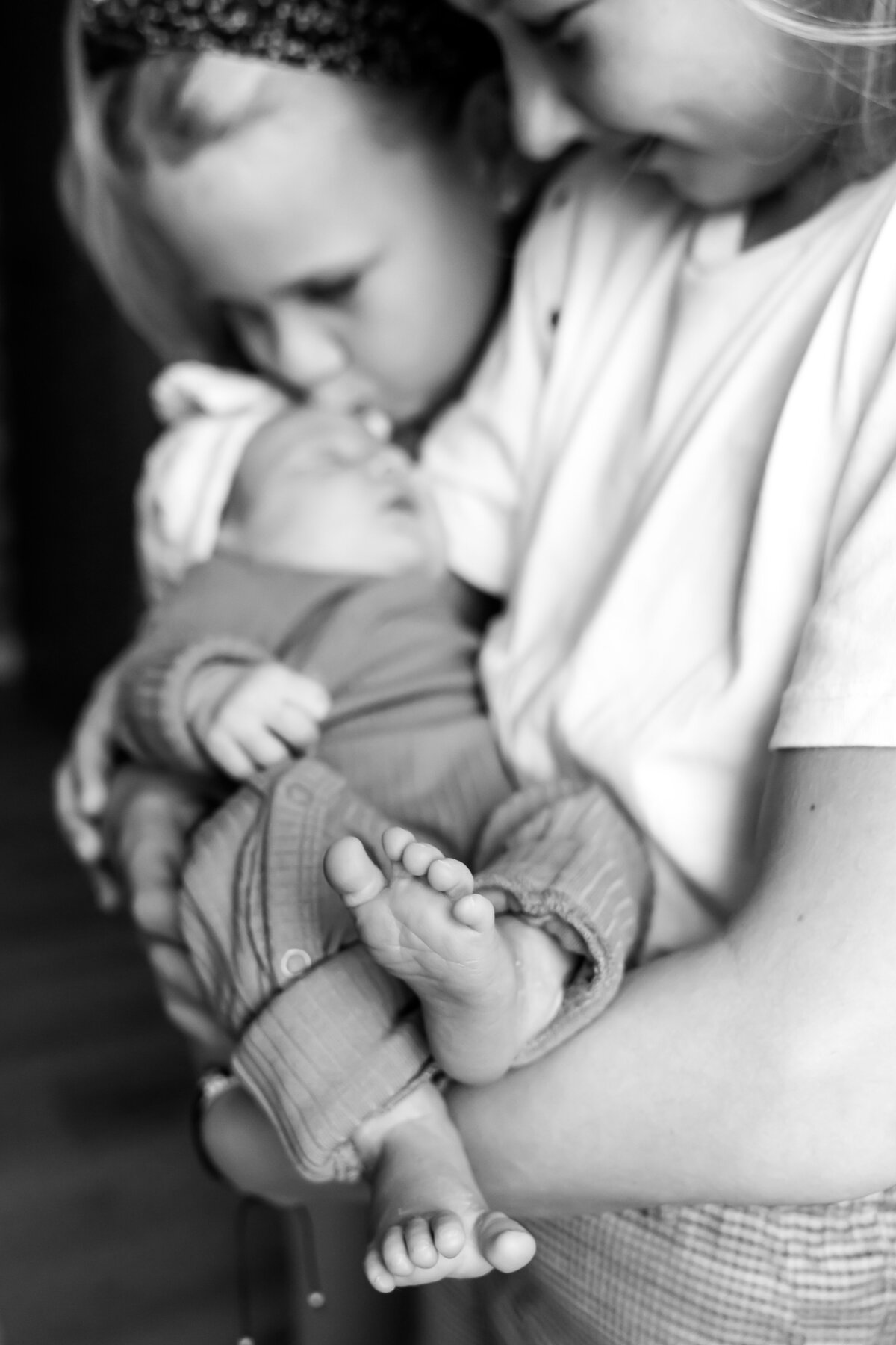 newborn fotograaf, gezinsfotografie, newbornshoot, newbornreportage, babyshoot, babyreportage familie, baby, liefde, echt, tijdloos, kleur echt, Twente, Twenterand, Westerhaar, Vriezenveen, Hardenberg, Almelo, Enschede, kinderfotografie, fotograaf, Juliantien, Schipper, Juliantien fotografie
