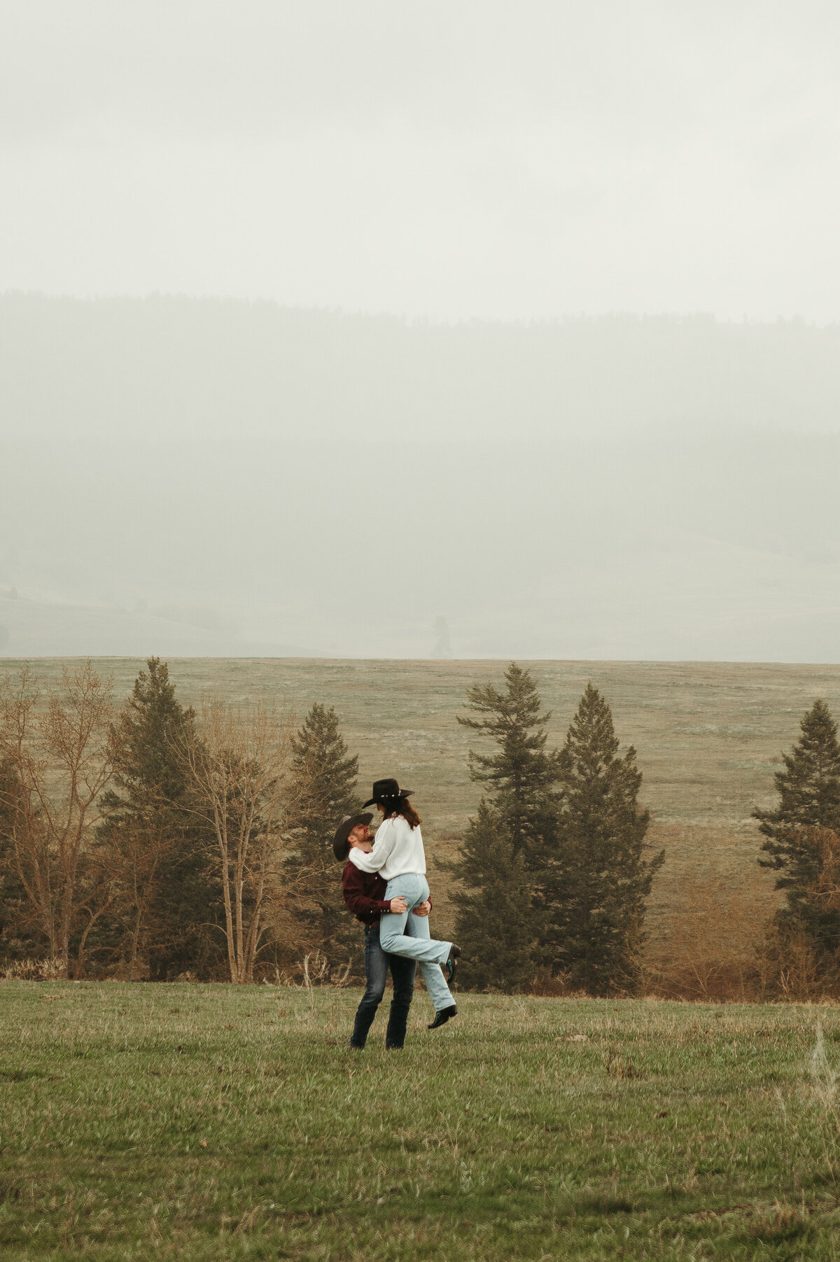 presley-gray-photo-montana-western-style-engagement-3356