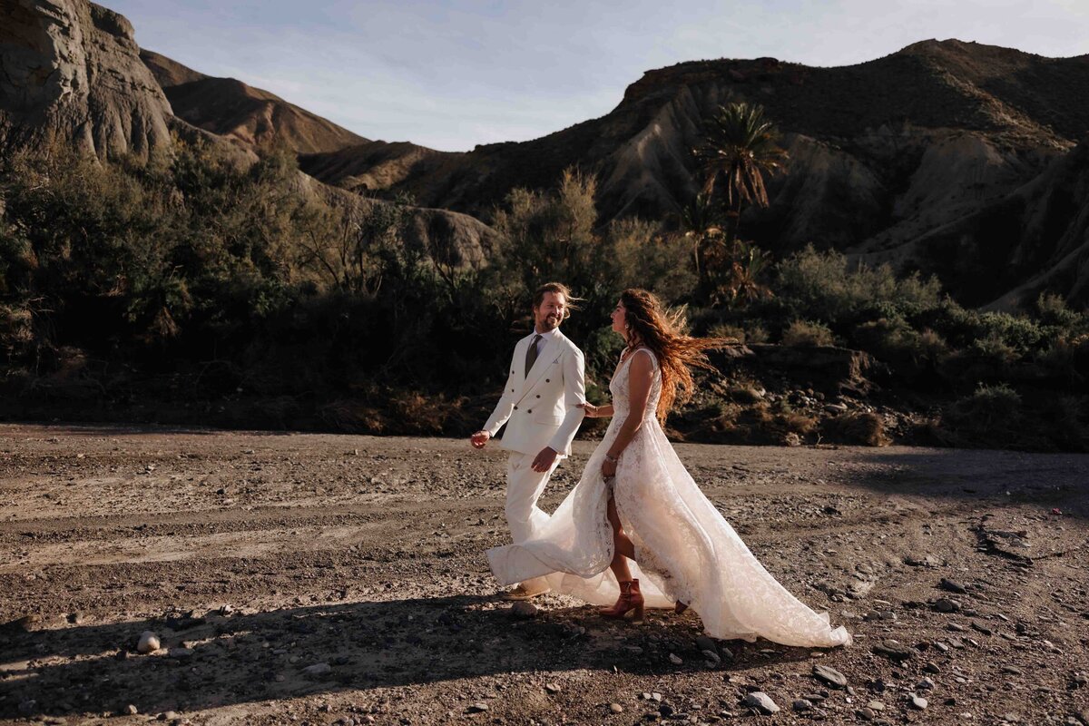 After-weddingshoot met een stralend bruidspaar, vastgelegd door trouwfotograaf Melissa Boer. Tijdloze en elegante bruidsfotografie na de grote dag. In Spanje.