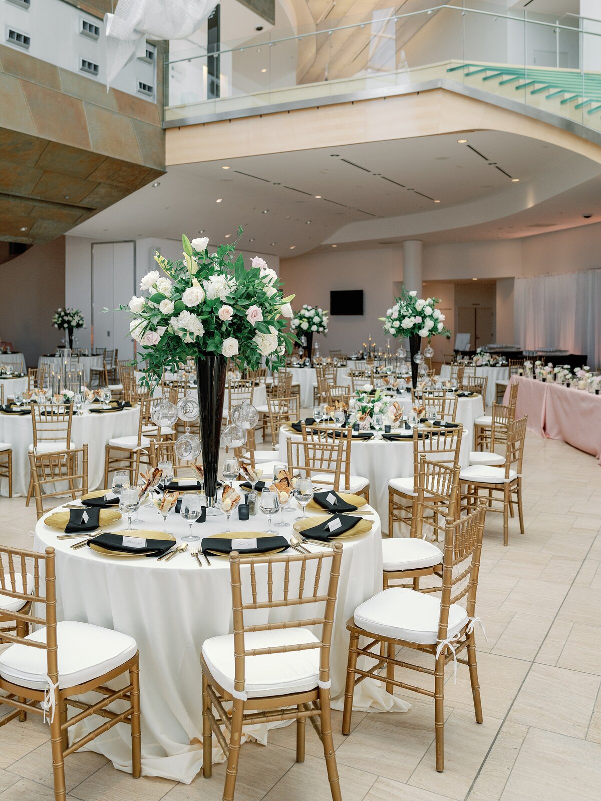 taubman-museum-of-art-wedding-photographer-oliver-and-co-roanoke-wedding_0145