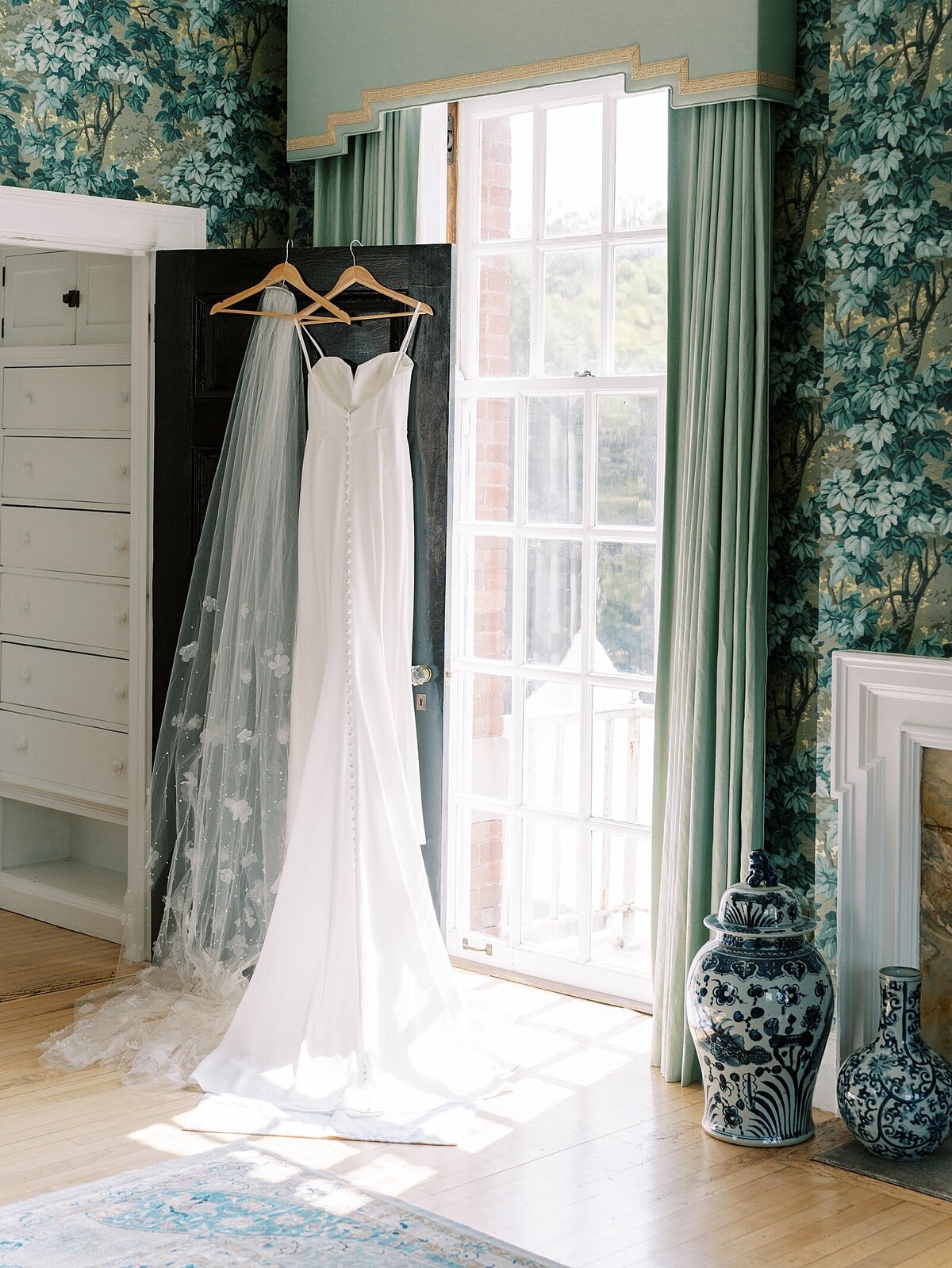 Getting-Reday-Wedding-Photos-at-Allerton-Park-Mansion-by-Chicago-Catholic-Wedding-Photographers-_0003