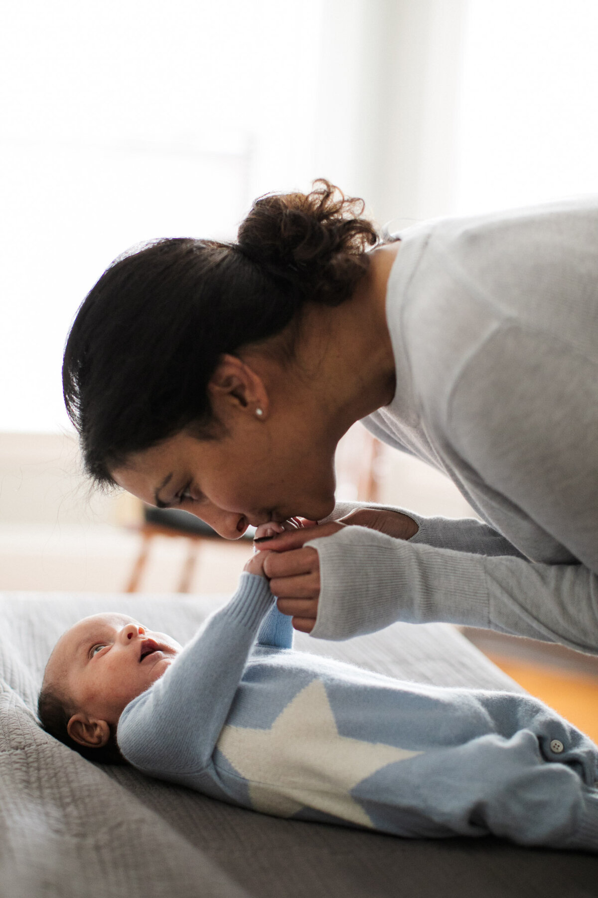 candid-natural-boston-newborn-family-photographer-zev-fisher-042