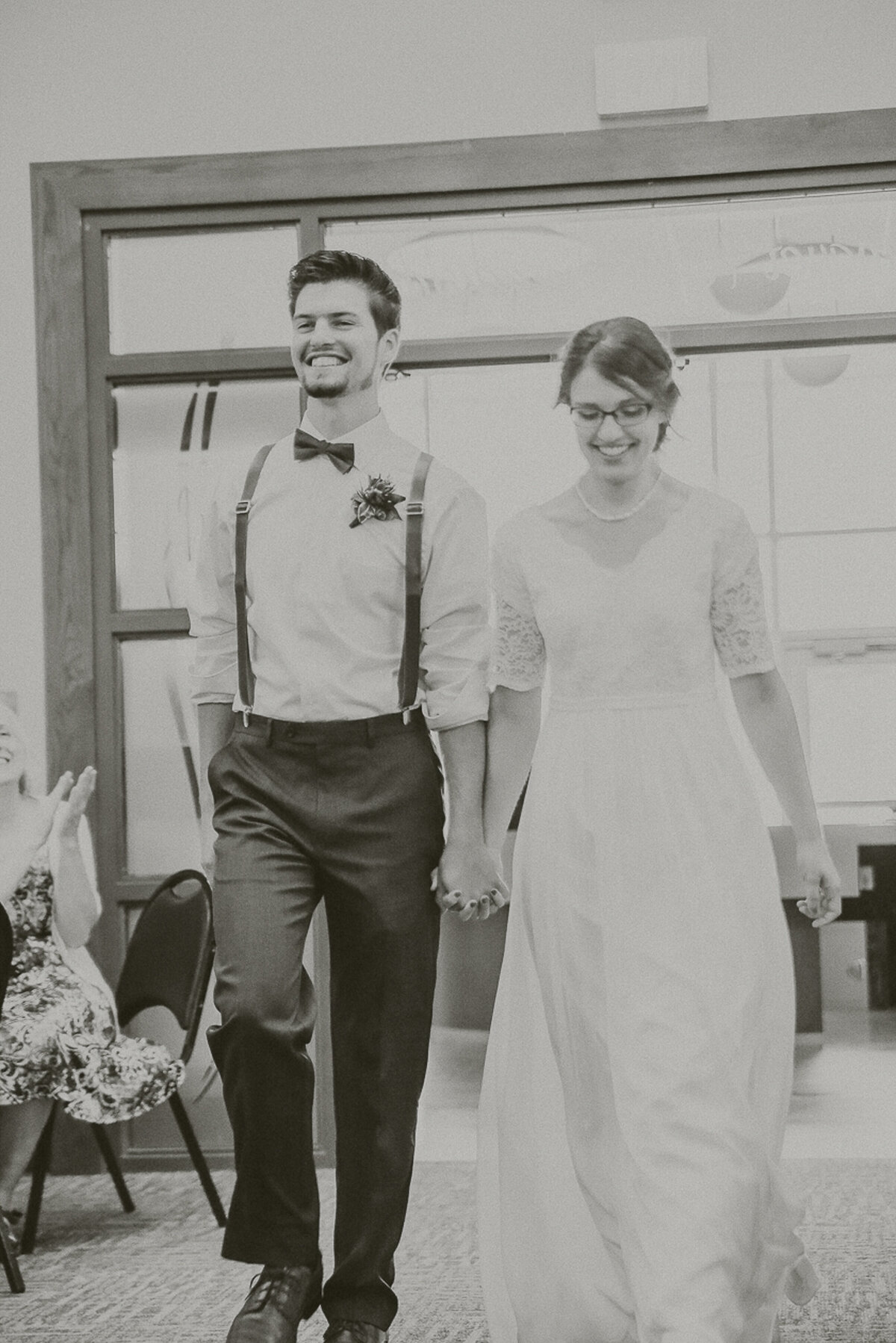 wedding speeches and cake | Iowa wedding photographer | Iowa Photographer | Playlife | Cedar Rapids | Iowa City | Kalona | Alaynna Ann Schwartz-19