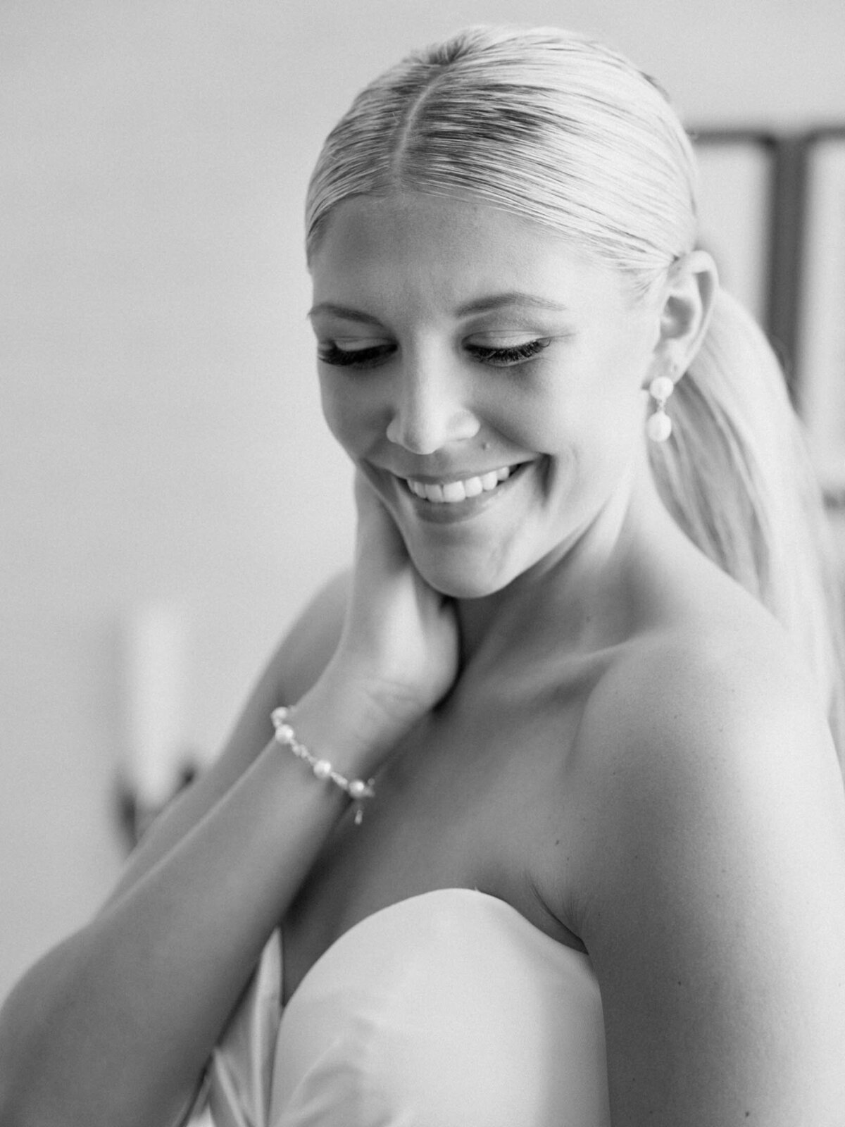 Timeless wedding look for a black and white wedding