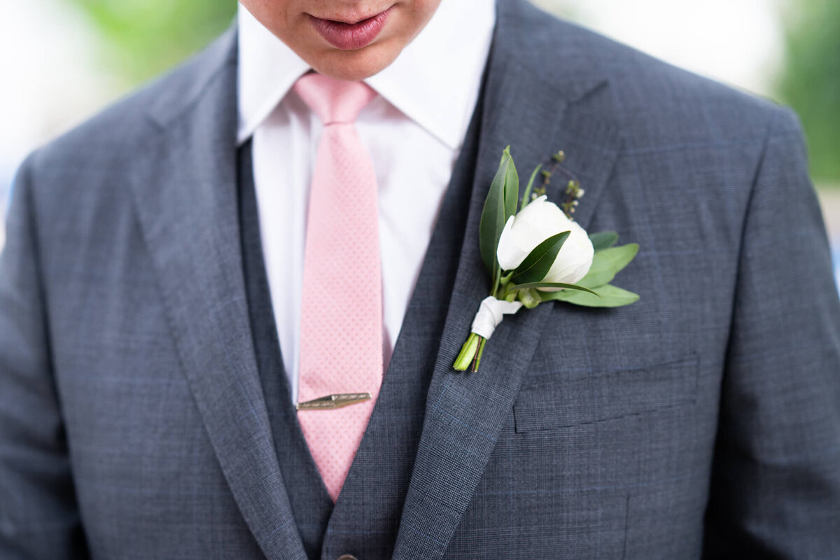 chicago-wedding-groom-boutonniere-pink-tie