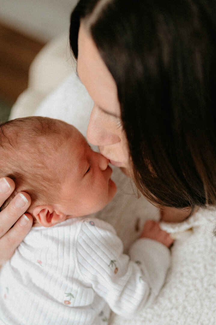 milwaukee family photographer.lifestyle newborn session.erika lee photography.kelly-24