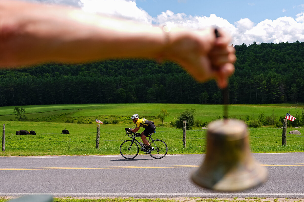 kansas-city-sports-photography-0138-ringing-cowbell-during-cycling-event