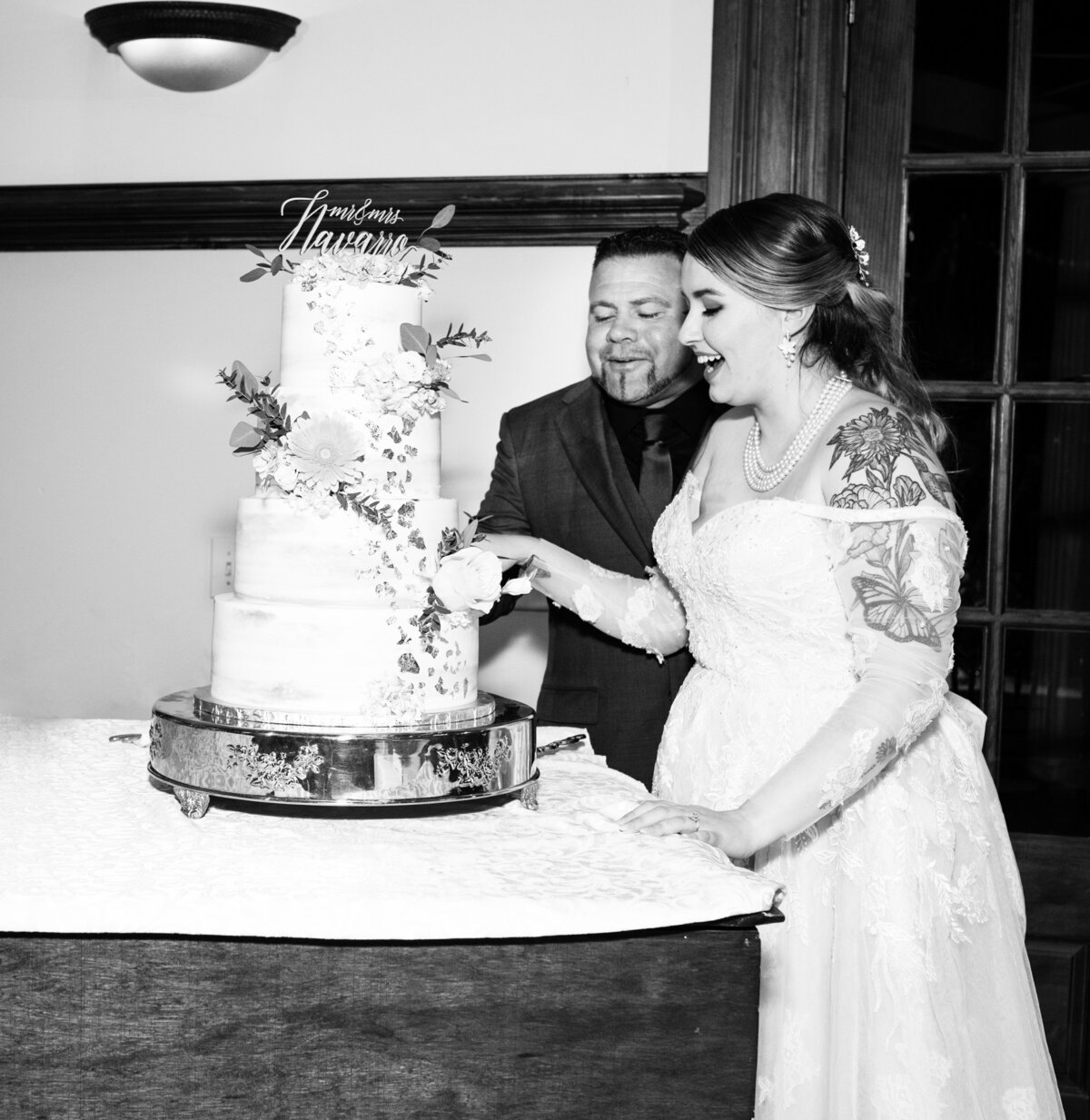 Carl-House-Wedding-Bride-and-Groom-Cake-Cutting