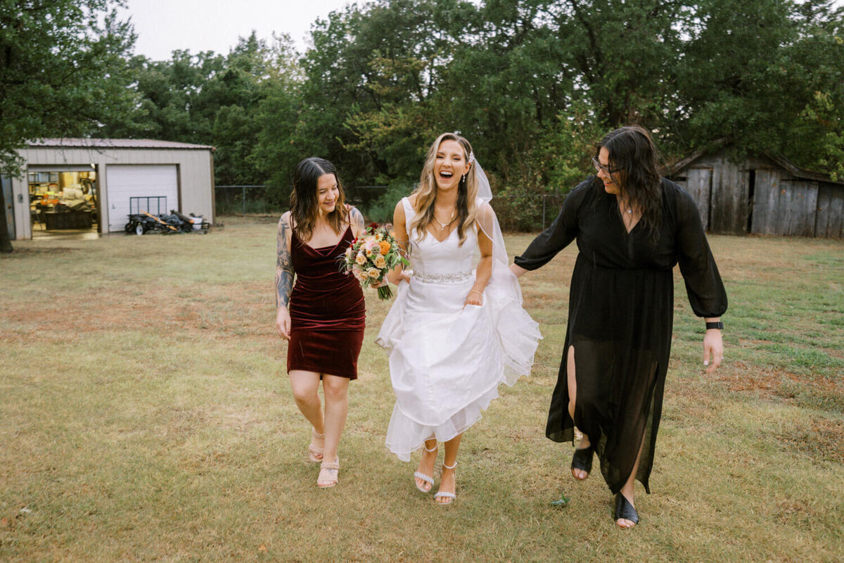 bride-laughing-with-friends