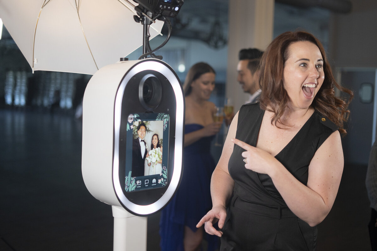 party-photo-booth-screen-laugh