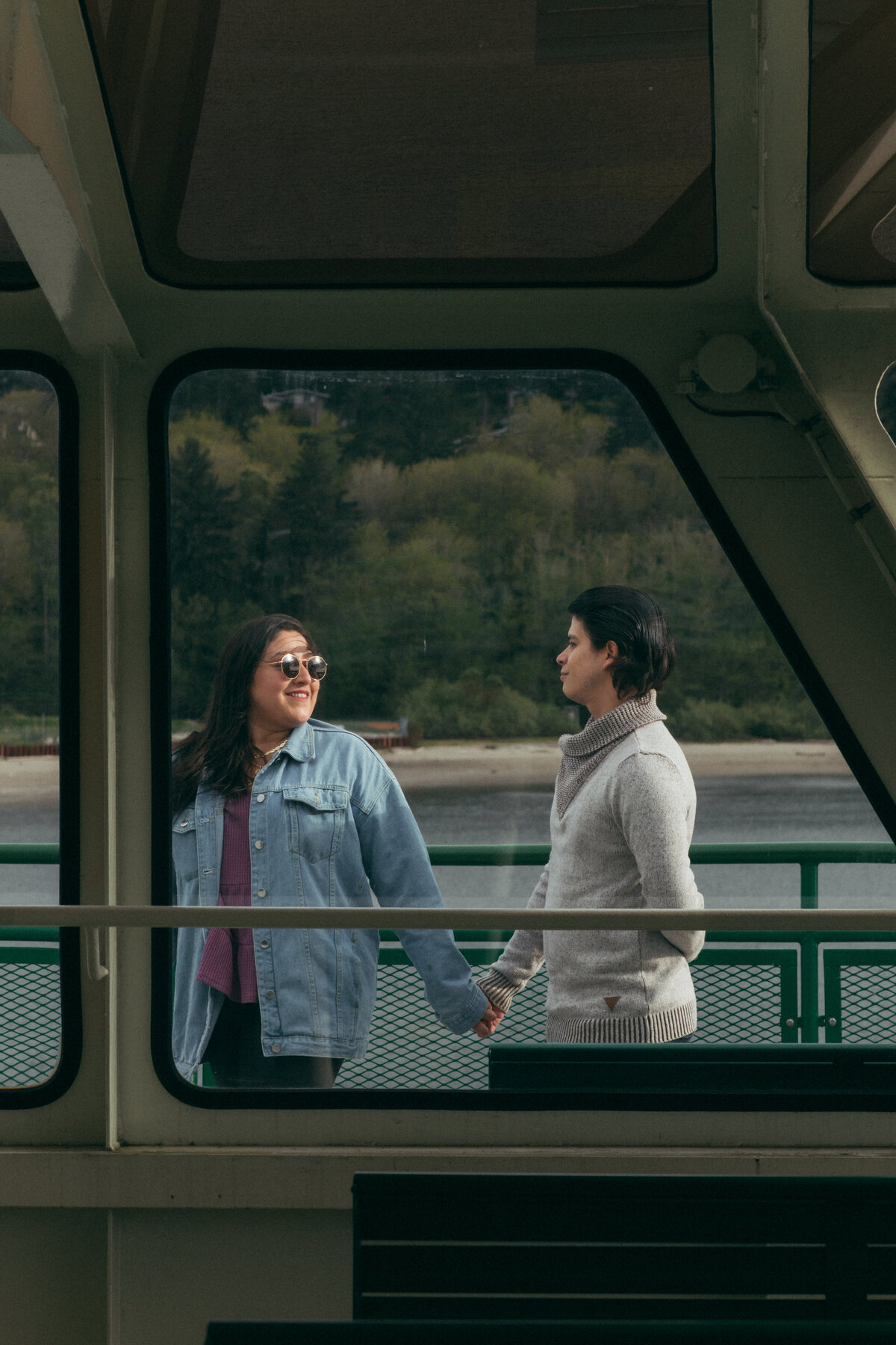 couples-session-seattle-ferry-jennifer-moreno-photography-documentary-style-washington