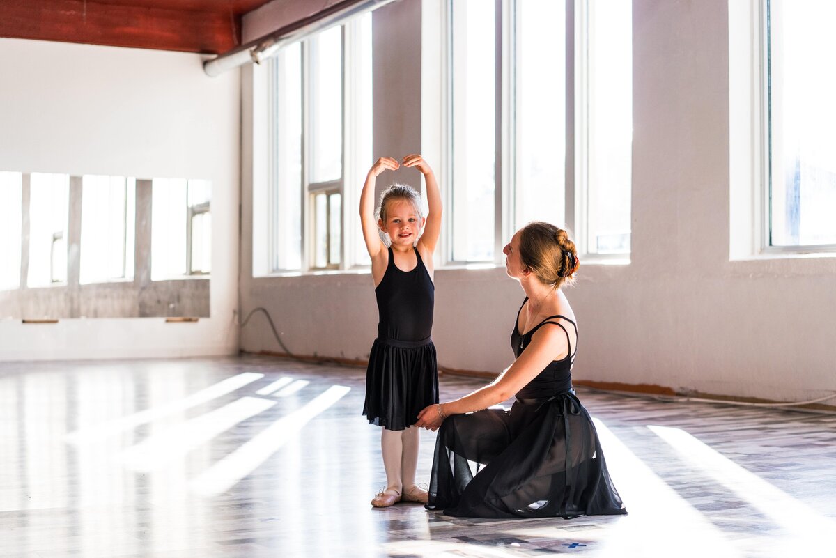 Enseignante de ballet avec jeune ballerine dans un studio de danse
