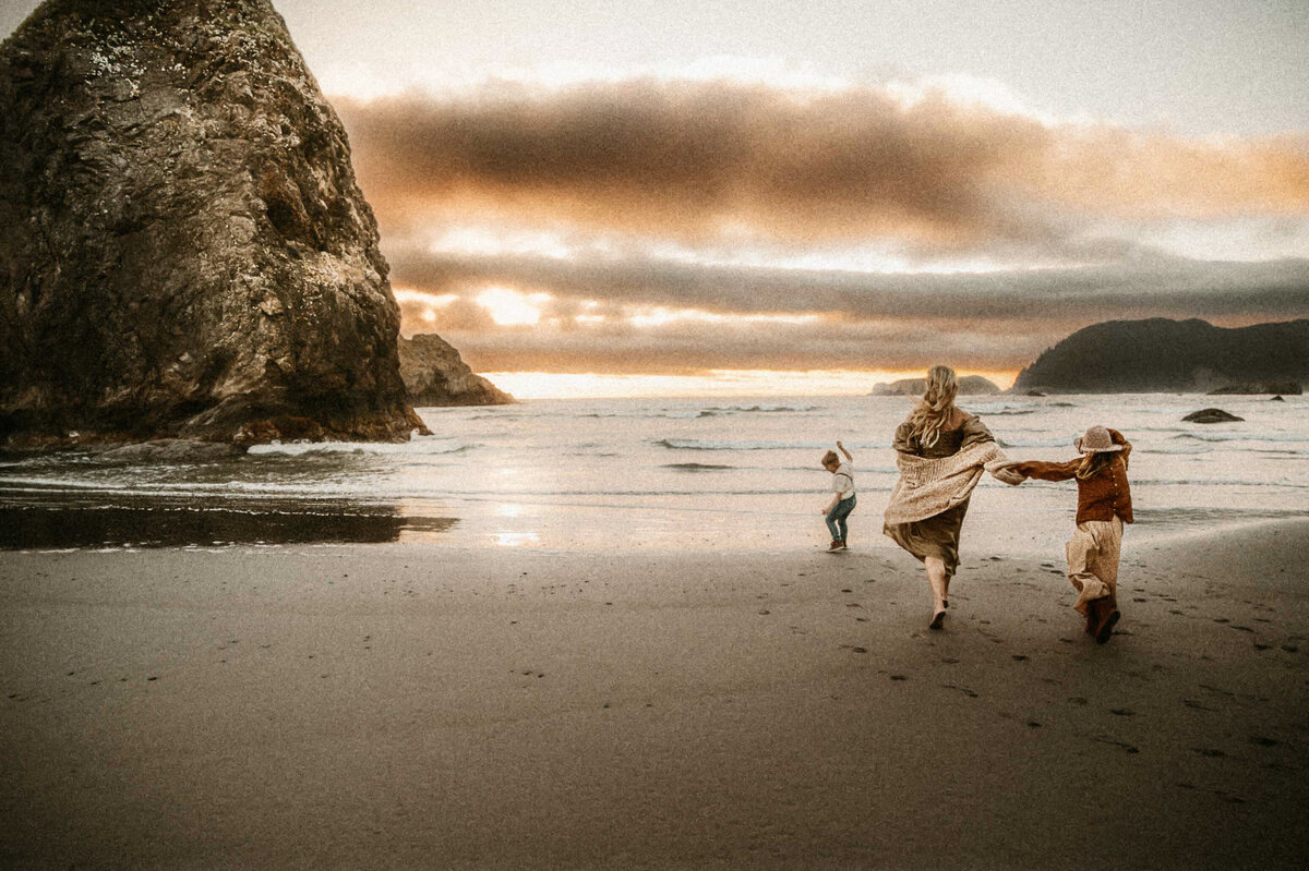 Stormy Solis Oregon Workshop mother and two children playing at the beach at sunset traveling photographer Missouri-2