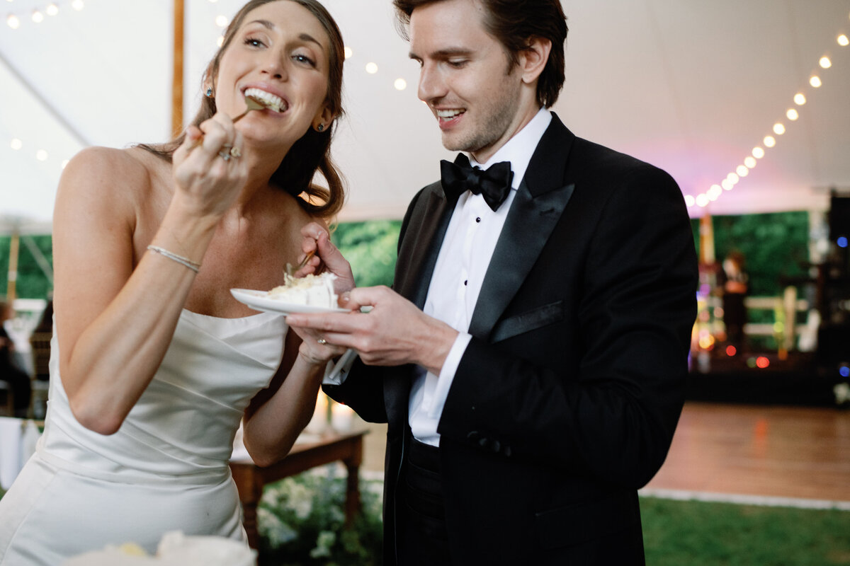 cut the cake at hermitage inn wedding 