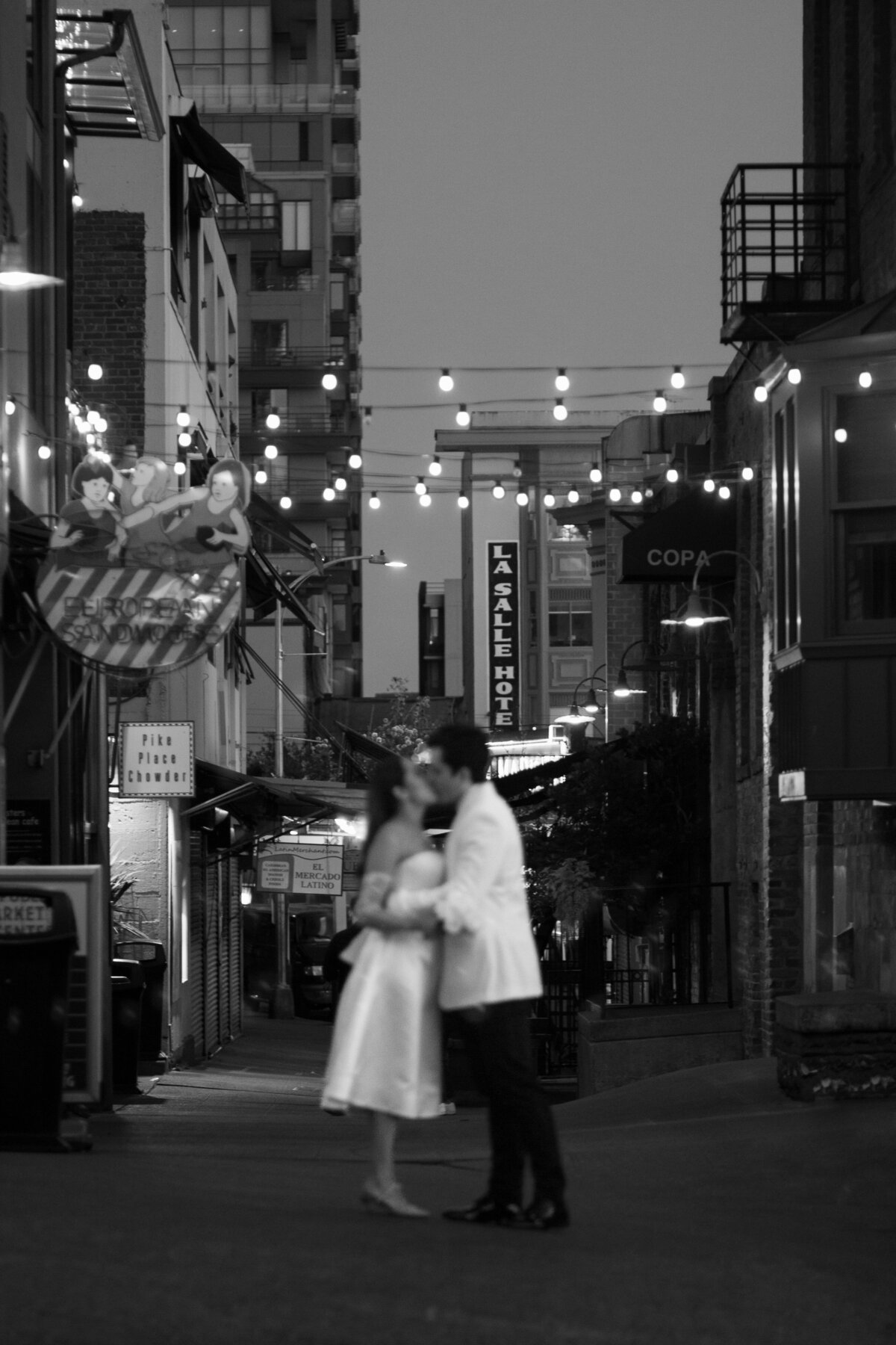 Downtown-Seattle-elopement-documentary-style-photography-jennifer-moreno-photography-Washington