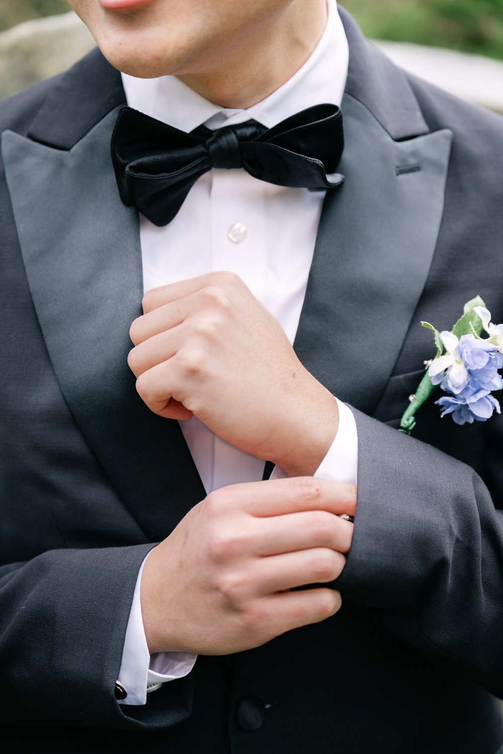 detail image of groom suit and boutonniere 