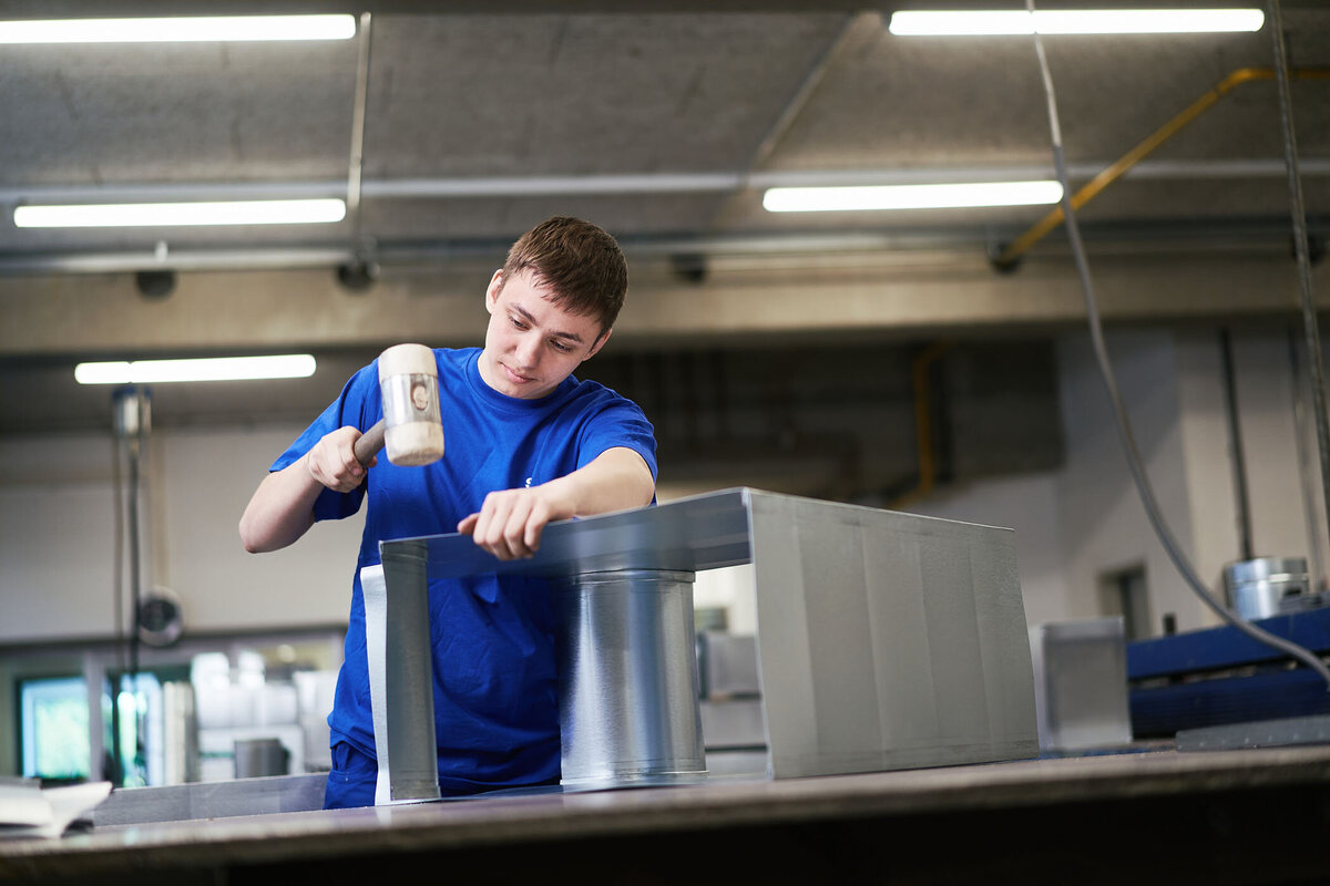 Authentische Unternehmensfotografie mit Fokus auf Ausbildung – Atelier Schulte zeigt junge Talente und handwerkliches Arbeiten für moderne Unternehmenskommunikation.