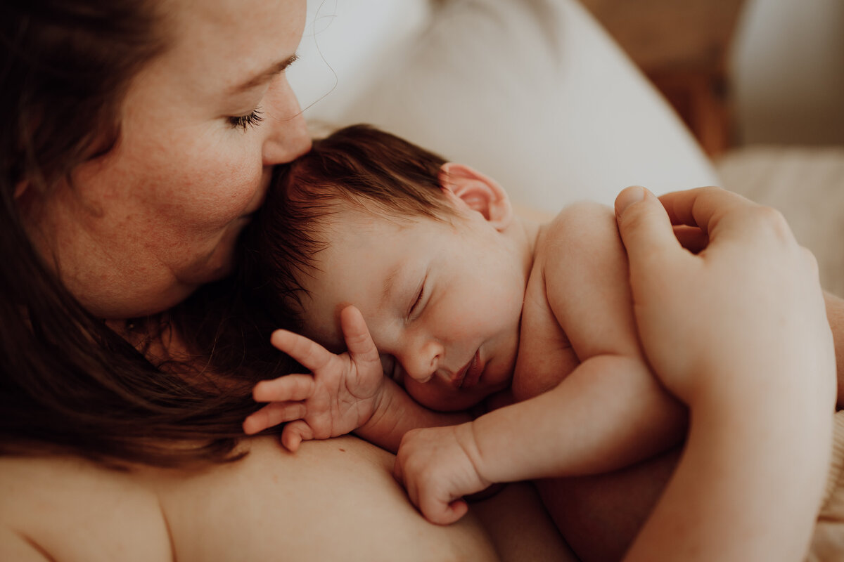 Liefdevolle en natuurlijke beelden van jouw baby thuis vastgelegd