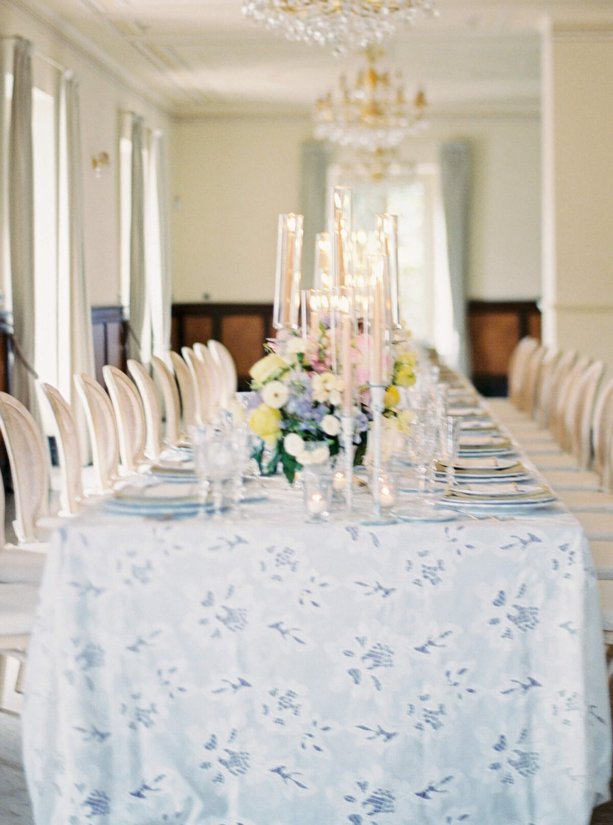 A wedding day photo of the reception cable covered in linens and candles at the wedding venue Villa Aura del Lago on Lake Como in Italy