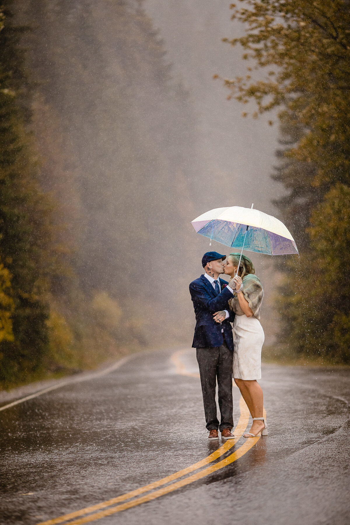 wedding-portrait-umbrella-rain-bride-groom-schweitzer