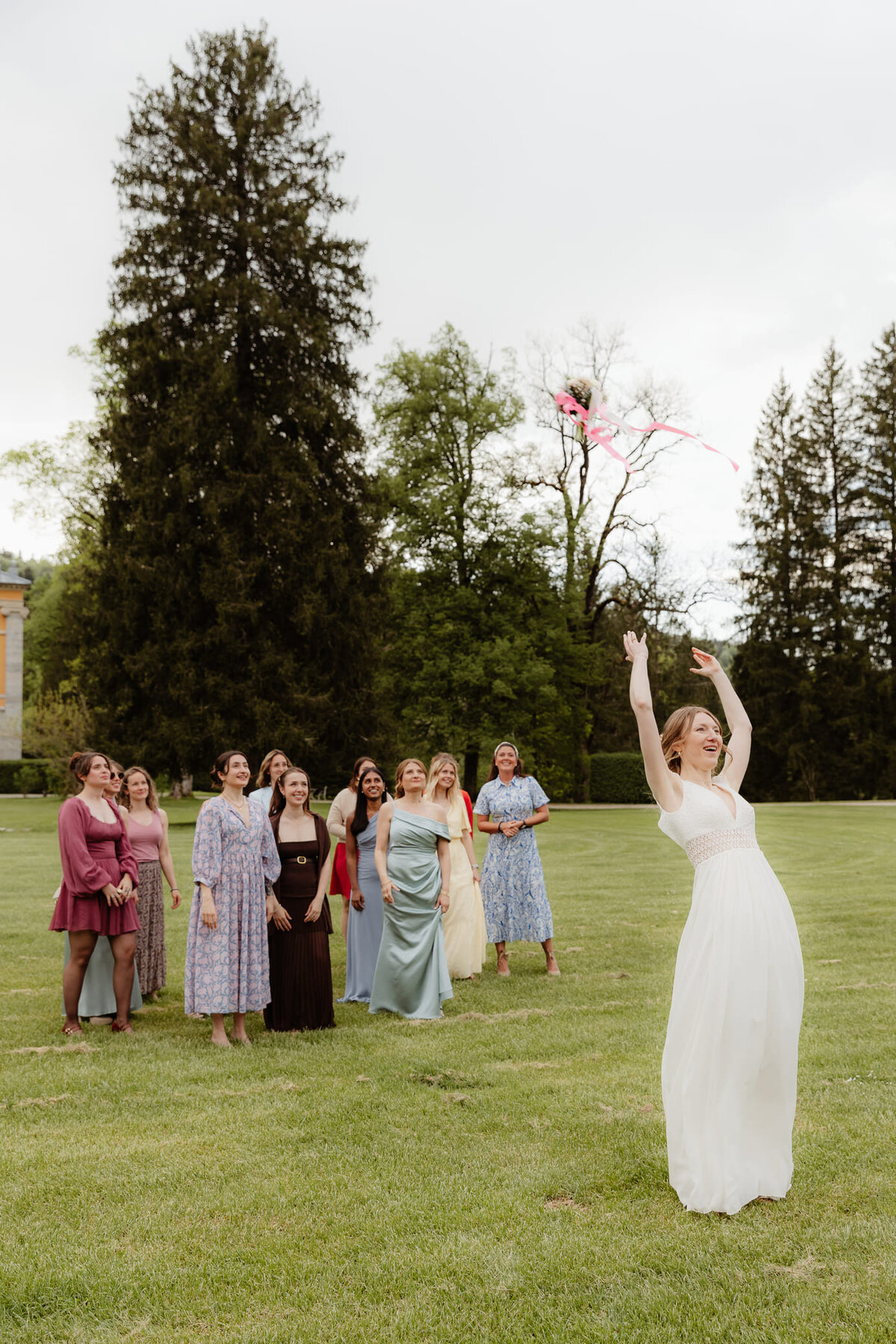 Elodie-et-Ludvik-cocktail-mariage-lance-de-bouquet1