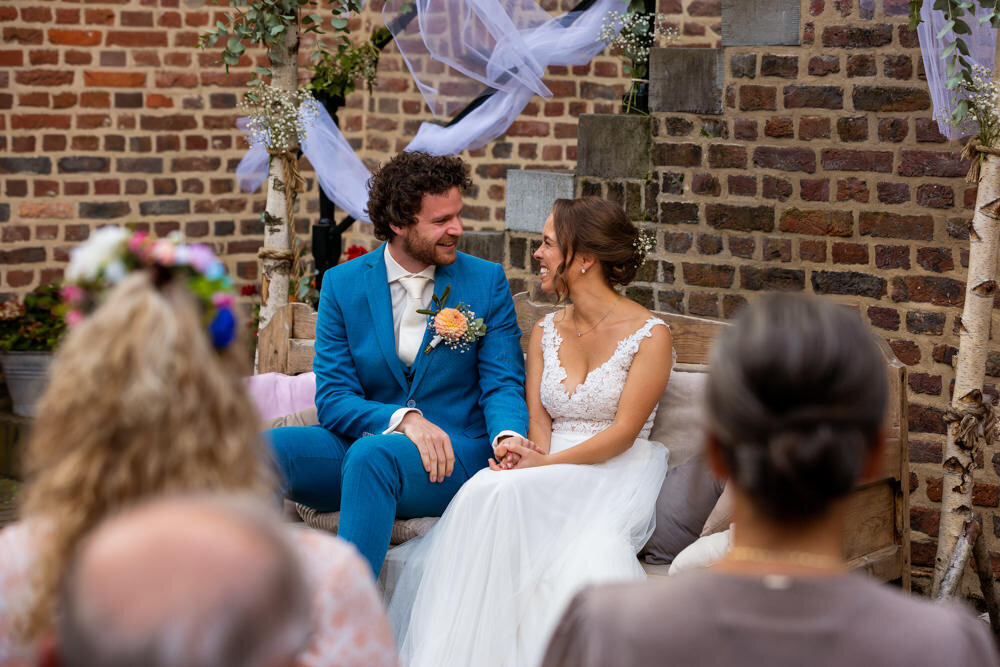 liefdevolle blik bruidspaar tijdens ceremonie Schinvelderhoeve